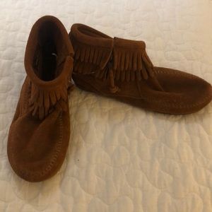 Kids Minnetonka fringe moccasins. Size 2